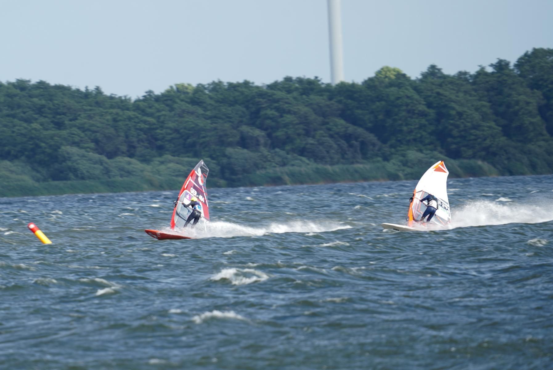 Windsurfer beim Slalomtraining am Wittensee
